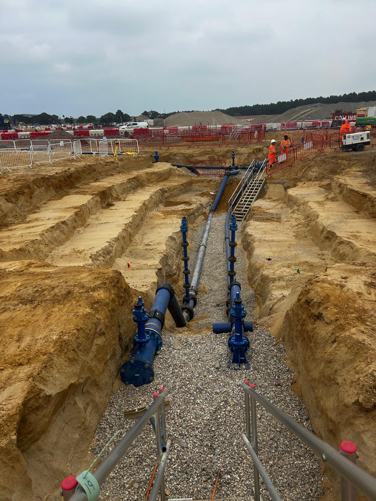 Trench shoring system supporting a deep drainage excavation