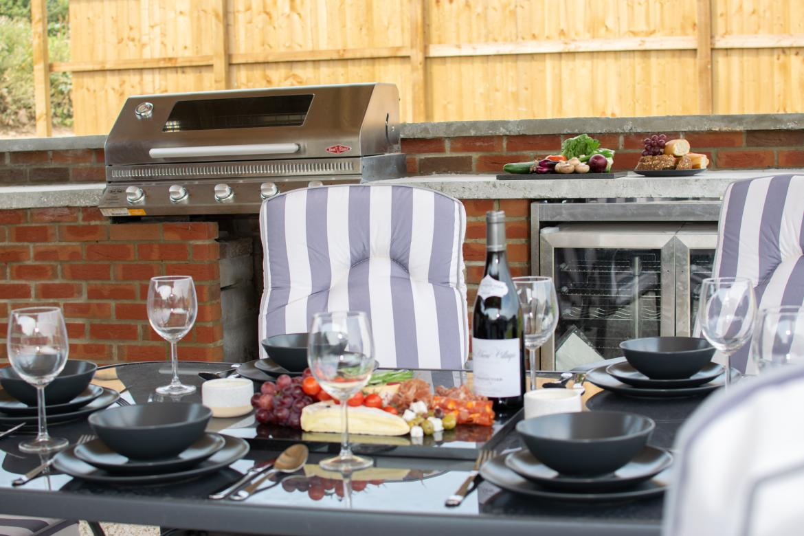 Outdoor kitchen and dining area at Bowjy holiday home