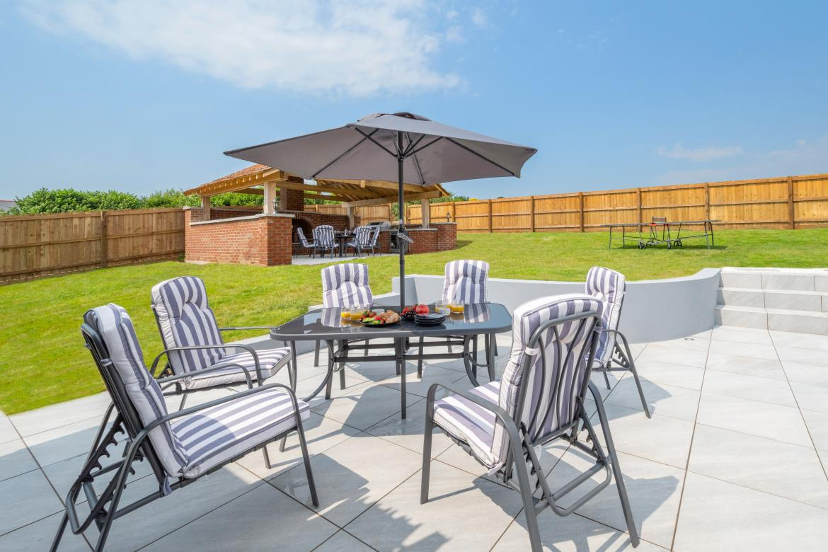 Landscaped terrace and garden dining area at Bowjy